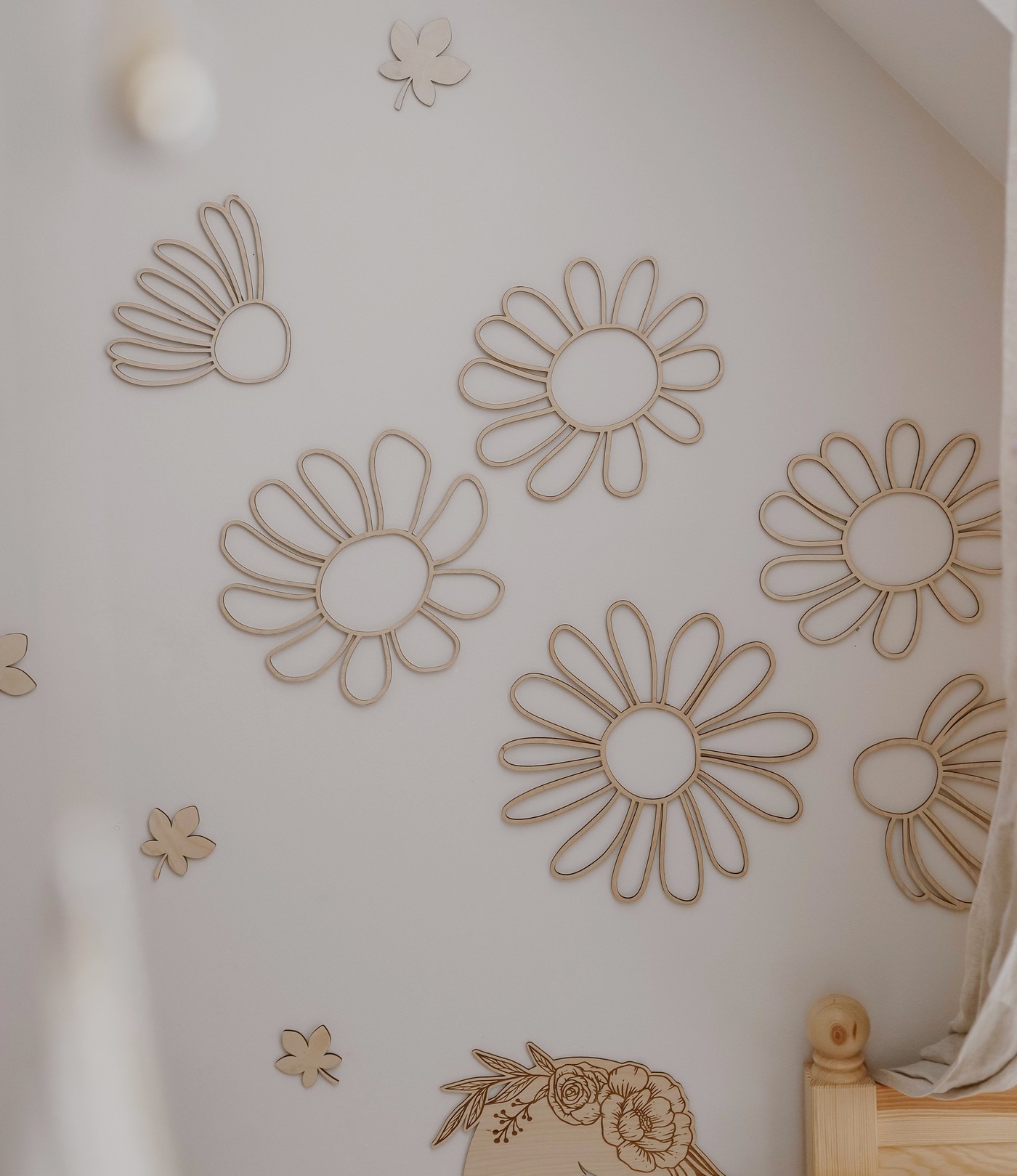 Set of 6 Wooden Flowers Wall Decoration - Daisies | Hertwill