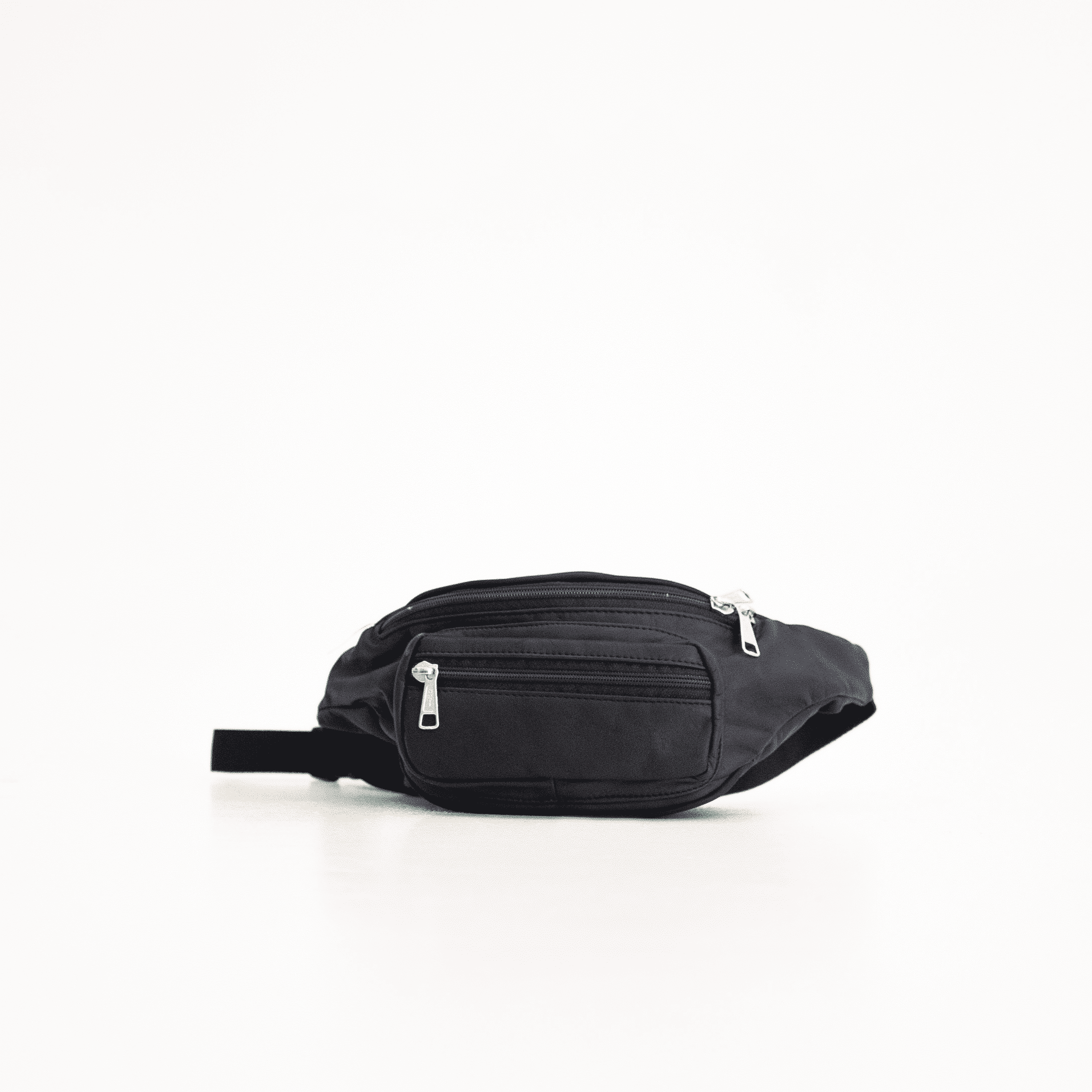 Papillon No. 22: schwarze Ledertasche von vorne, ohne Model