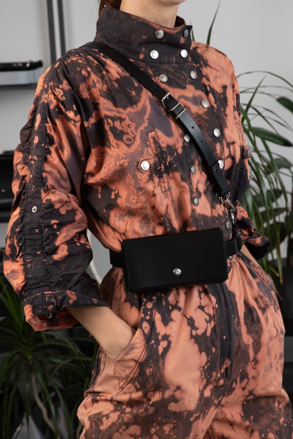 PYKOK Kora No. 2 getragen zu einem rostfarben-schwarz gemusterten Outfit