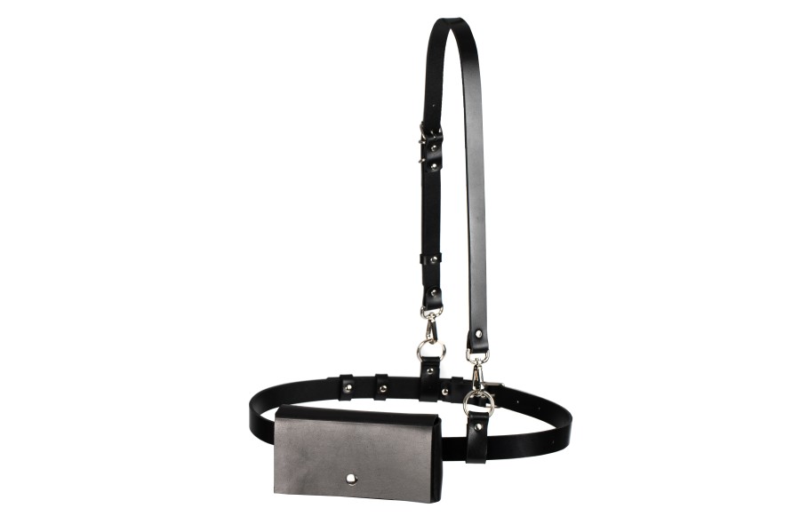 Kora No. 2: schwarzes Leder-Harness mit Mini-Tasche, ohne Model